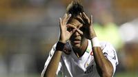Neymar masuk dalam nominasi penghargaan Ballon d'Or setelah dirinya berhasil mempersembahkan gelar Copa Libertadores kepada klubnya, Santos FC. Dirinya berhasil menempati urutan ke-10 di umurnya yang masih menginjak 19 tahun 339 hari. (Foto: AFP/Nelson Almeida)