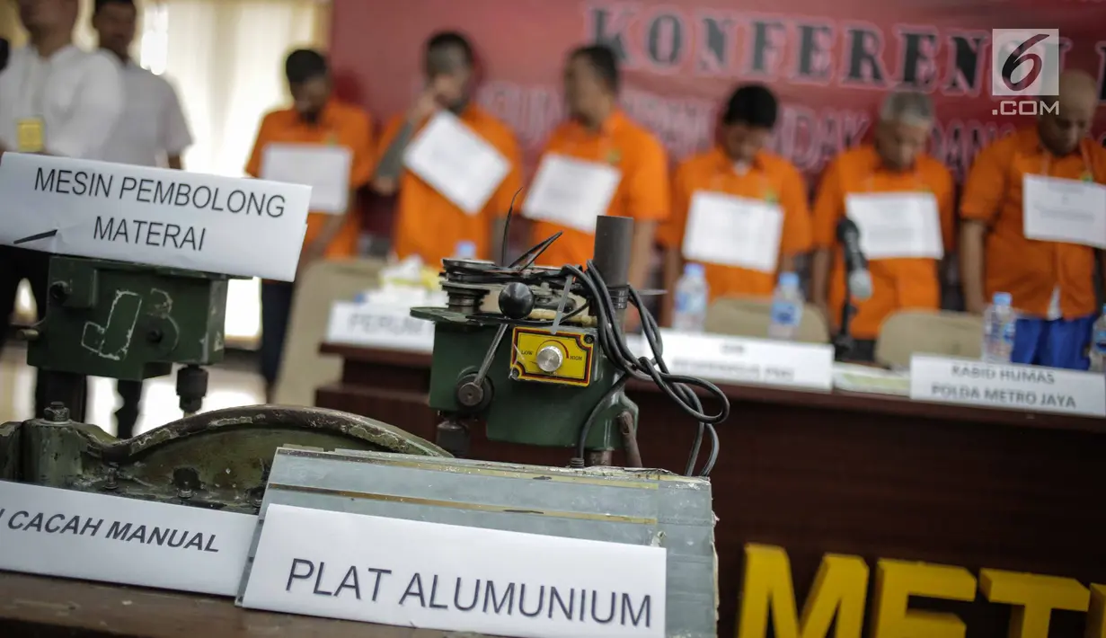Barang bukti kasus tindak pidana pemalsuan materai dan pencucian uang dihadirkan saat rilis di Polda Metro Jaya, Jakarta, Rabu (20/3). Polisi menyita 1.500 lembar materai palsu 6000 dengan isi 50 keping per lembar. (Liputan6.com/Faizal Fanani)
