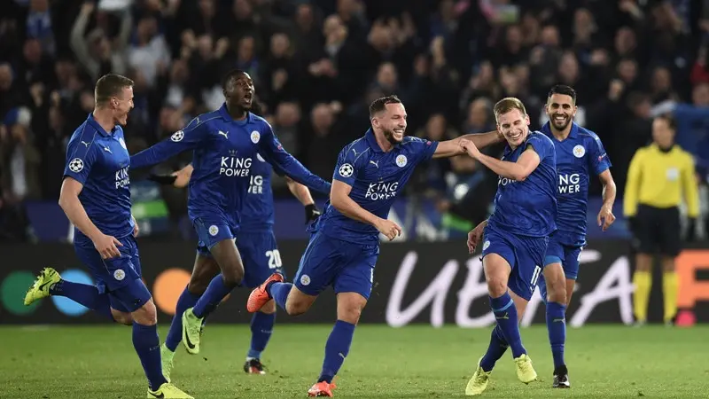 Pemain Leicester City merayakan gol Marc Albrighton ke gawang Sevilla, Rabu (15/3/2017) dinihari WIB. 