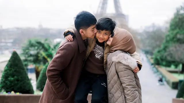 Potret Dine Mutiara Liburan Bareng Dua Anaknya