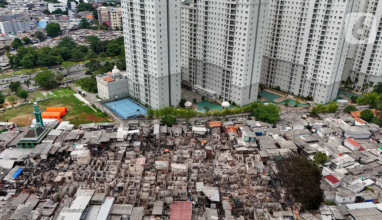 Puluhan unit mobil pemadam kebakaran (damkar) dan ratusan personel dikerahkan untuk melakukan upaya pemadaman. Kebakaran berhasil dipadamkan pada Selasa (10/12/2024) sekitar pukul 15.00 WIB. (Liputan6.com/Herman Zakharia)