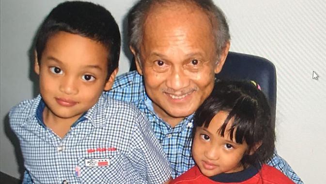 Potret Farrah Azizah Bareng Sang Kakek BJ Habibie (sumber: instagram/@farrahhab)