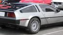 Desain belakang DeLorean DMC 12 yang cukup terlihat keren pada zamannya. Bagian belakang yang sederhana namun keren dengan lampu belakang yang tersusun sehingga berbentuk menyerupai trapesium. Dilengkapi dengan bemper hitam yang sederhana. (Source: commons.wikimedia.org)