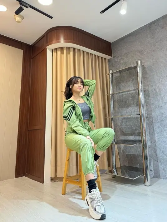 Dalam keterangannya, Fuji mengaku bahwa foto-foto tersebut bergaya ala mannequin. Penampilan Fuji pun selalu dipuji netizen tetap cantik dalam gaya apapun.