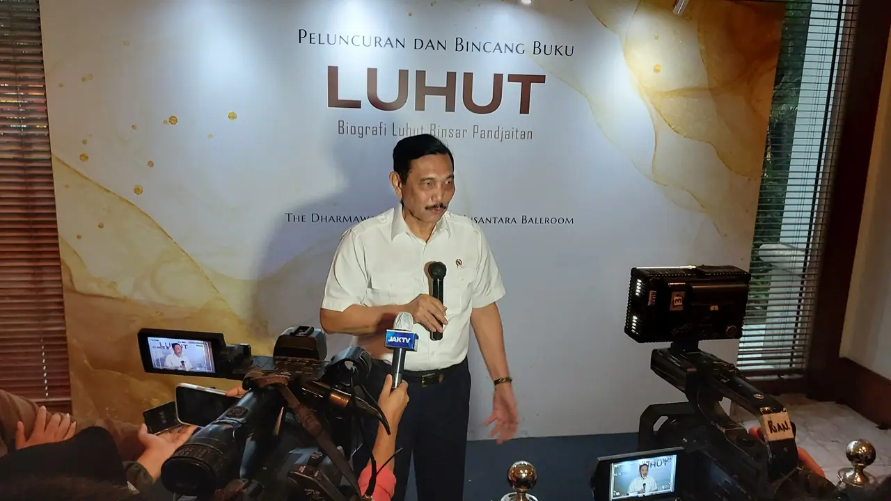 Menteri Koordinator bidang Kemaritiman dan Investasi Luhut Binsar Pandjaitan  dalam peluncuran dan bincang buku 'Luhut', sebuah Biografi Luhut Binsar Pandjaitan yang ditulis Noorca M Massardi di Hotel Dharmawangsa, Jakarta Selatan, Jumat (7/10/2022).