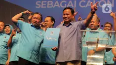 Ketua Umum Partai Gerindra Prabowo Subianto (kanan) bersama Ketua Umum Partai Gelora Anis Matta (kiri) saat deklarasi dukungan di Jakarta, Sabtu (2/9/2023). Partai Gelora menggelar deklarasi mendukung Prabowo Subianto sebagai calon presiden (capres) di Pilpres 2024. (merdeka.com/Imam Buhori)