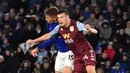 Gelandang Leicester City, Harvey Barnes berebut bola dengan bek Aston Villa, Frederic Guilbert pada lanjutan Liga Inggris di King Power Stadium, Selasa (10/3/2020) dinihari WIB. Leicester menang telak empat gol tanpa balas atas Aston Villa. (Paul ELLIS / AFP)
