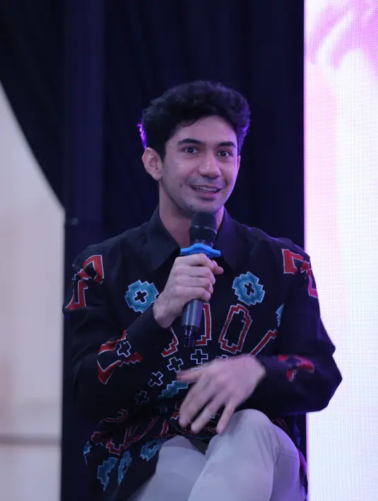 Reza Rahadian hadir saat peluncuran perangko Habibie Ainun di CoHive Filateli, Jakarta Pusat, Jumat (20/12/2019) malam. (Daniel Kampua/Fimela.com)