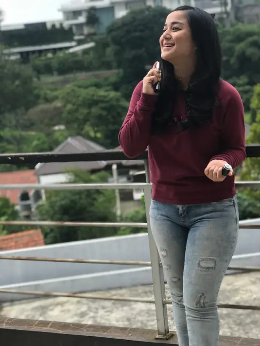 Artis sinetron itu juga menjawab terkait seringnya keluar rumah. Ia mengaku kerja demi hidupnya dan adik-adiknya. Juwi mengaku saat ke rumah, juga tidak ketemu dengan mamanya. (Instagram/juwitabahar11)