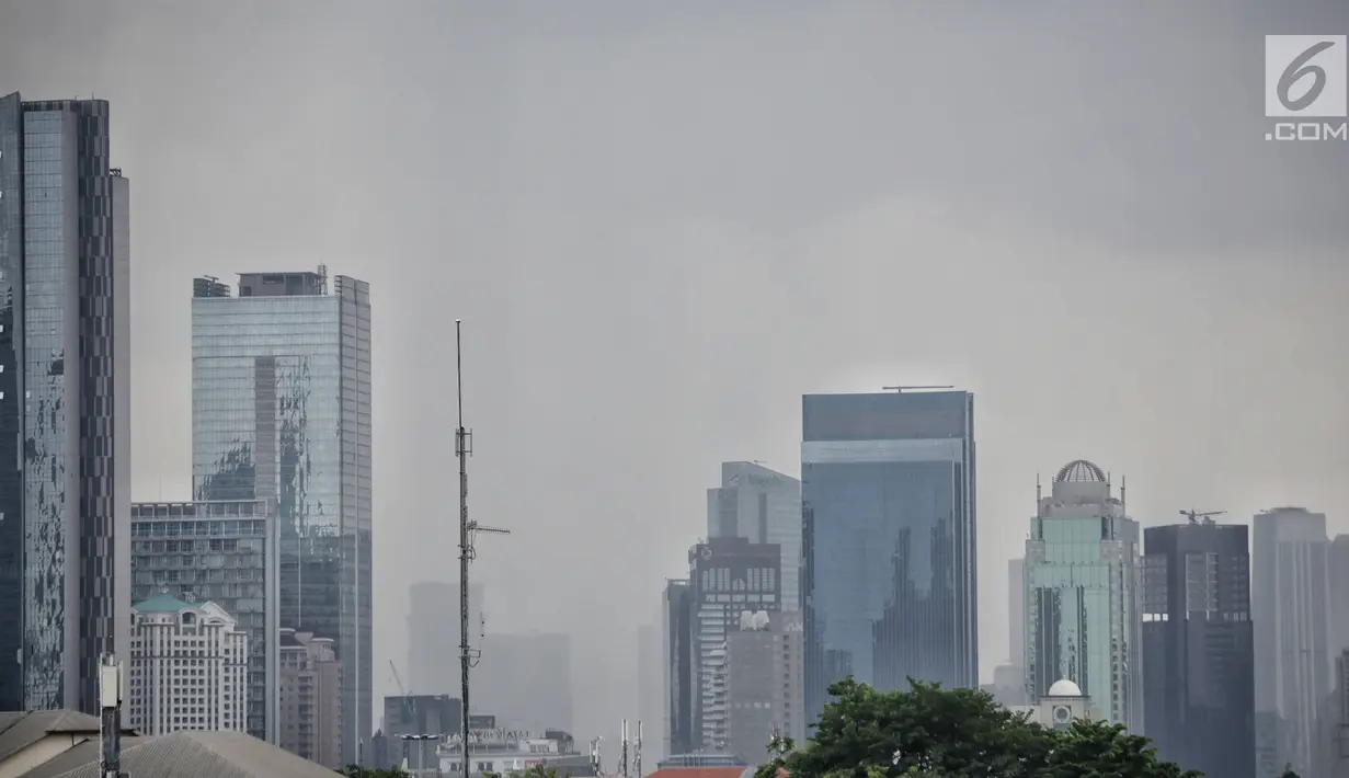 Suasana gedung-gedung bertingkat dengan langit mendung di kawasan Sudirman, Jakarta, Rabu (23/11). BMKG memperkirakan puncak musim hujan di Jakarta diprediksi terjadi sepanjang Januari hingga Februari 2019. (Liputan6.com/Faizal Fanani)