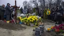 Keluarga dan teman menghadiri pemakaman Sersan Kostiv Andrew (37) yang tewas dalam perang dengan Rusia di pemakaman Lychakiv, Lviv, Ukraina, Selasa (5/4/2022). (AP Photo/Nariman El-Mofty)