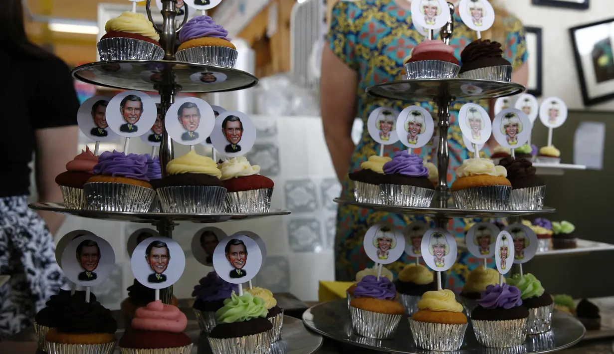 Sebuah toko memajang cupcakes bergambar Pangeran Charles dan istrinya dalam rangka menyambut kehadiran pasangan kerajaan tersebut di Halifax, Nova Scotia, Kanada, Senin (19/5/14). (REUTERS/Mark Blinch)
