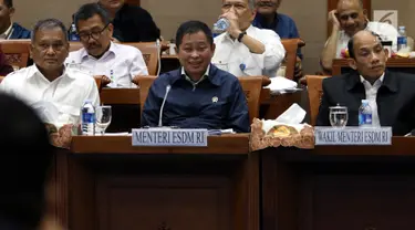 Menteri ESDM, Ignasius Jonan (tengah) didampingi Wakil Menteri ESDM, Arcandra Tahar (kanan) saat rapat kerja dengan Komisi VII di Gedung Parlemen, Senayan, Jakarta, Rabu (28/8/2019). Komisi VII DPR RI memanggil Menteri ESDM untuk membahas asumsi makro sektor ESDM. (Liputan6.com/Johan Tallo)