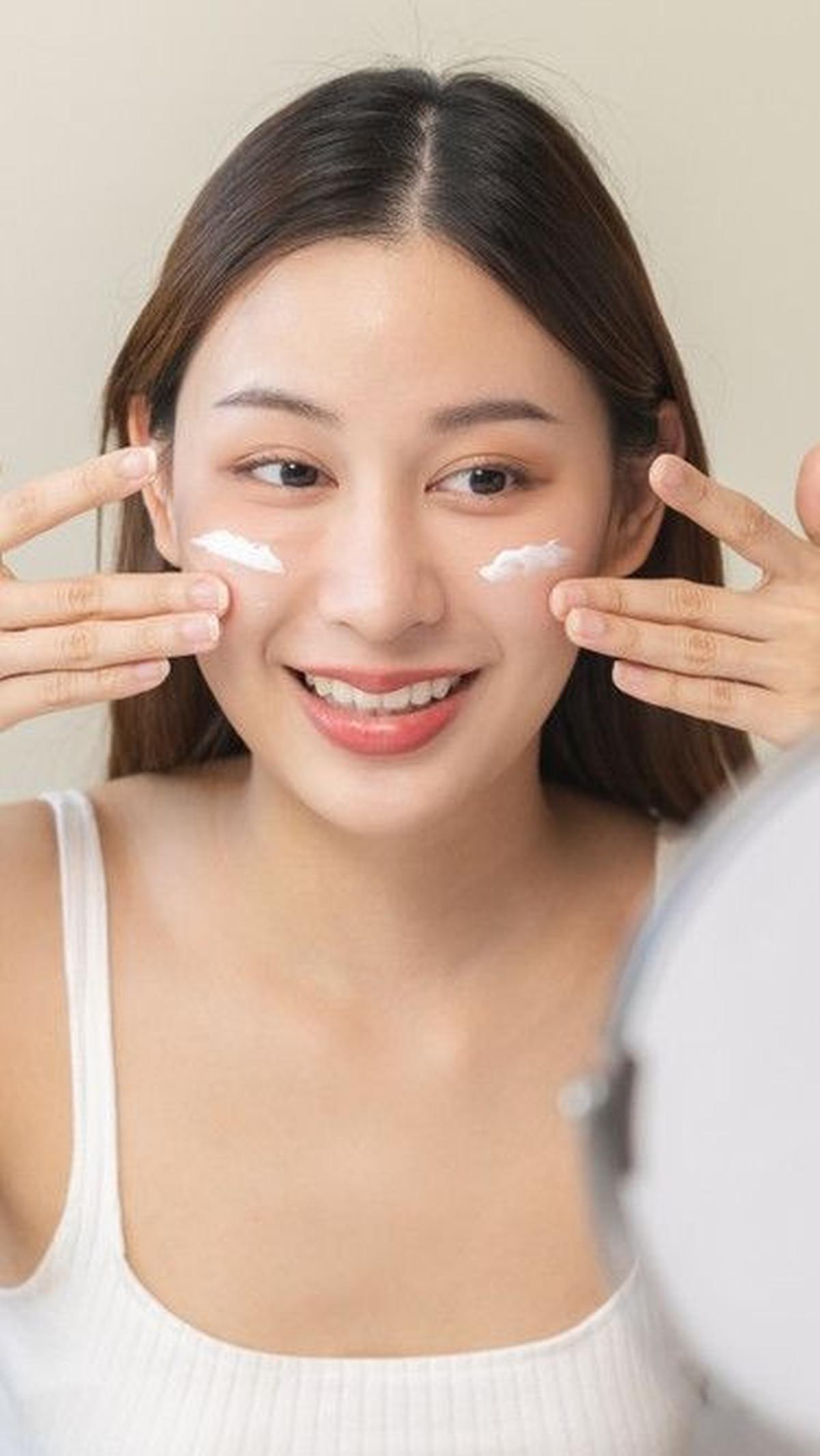 2. Untuk Kulit Berminyak dan Berjerawat, Pilih Pelembap yang Mengandung Witch Hazel atau Tea Tree Oil<br>