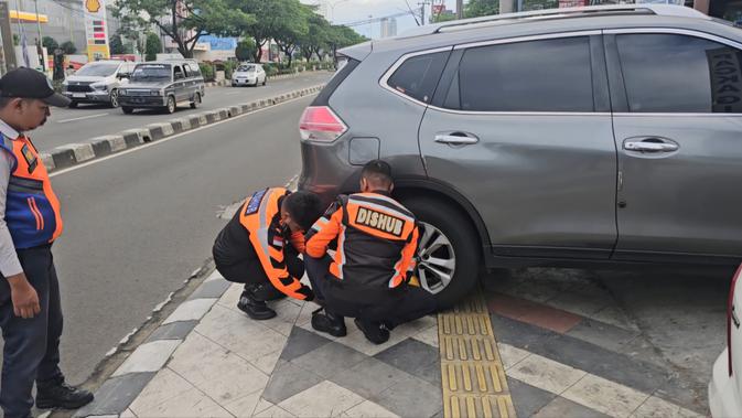 Parkir Liar Menjamur di Depok, Ban Puluhan Kendaraan Digembok dan Dikempiskan