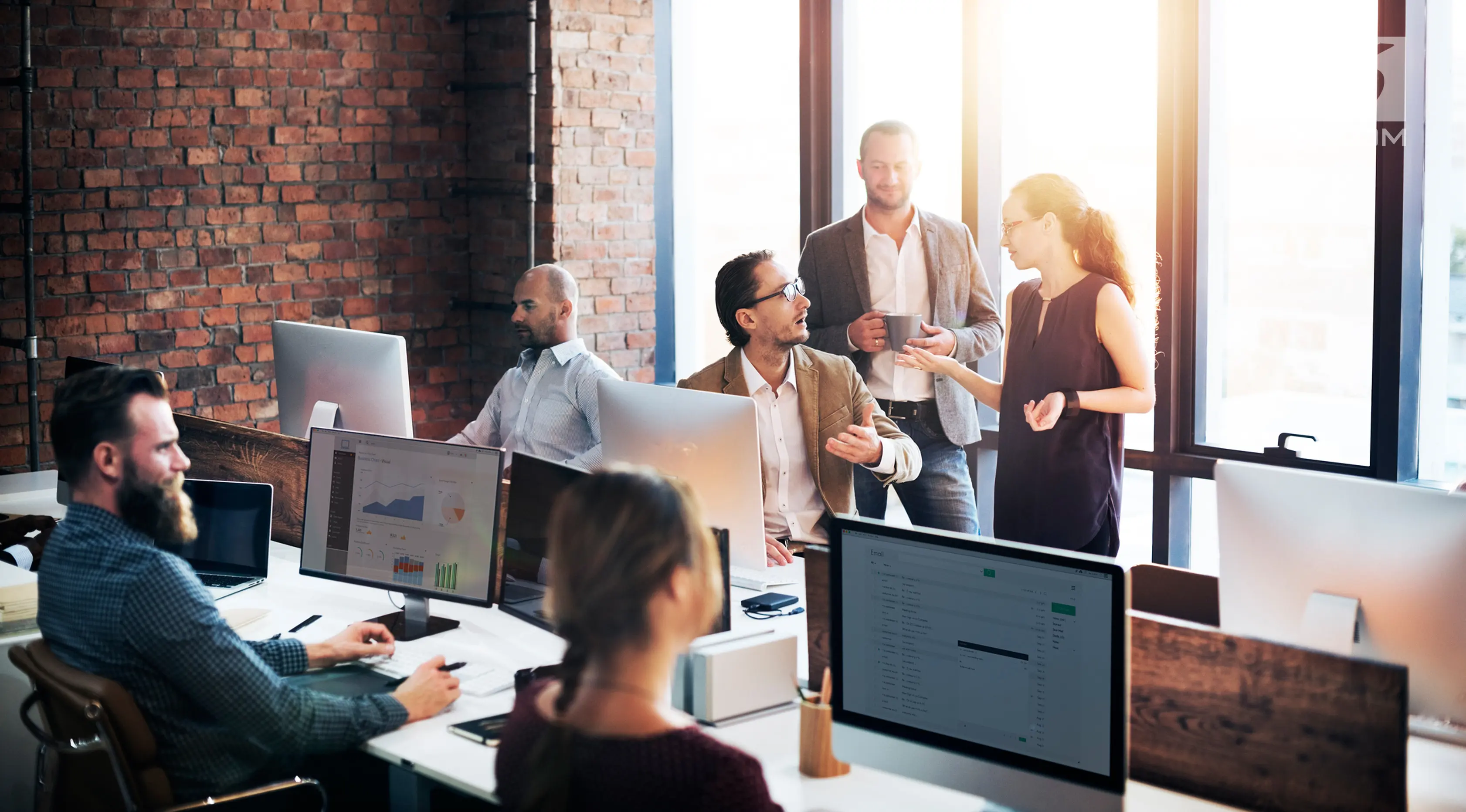 Ilustrasi Foto Bekerja di Kantor (iStockphoto)