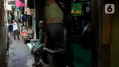 Warga saat berada di sekitar kediamannya, kawasan permukiman padat penduduk, Tambora, Jakarta, Kamis (22/5/2025). (Liputan6.com/Herman Zakharia)