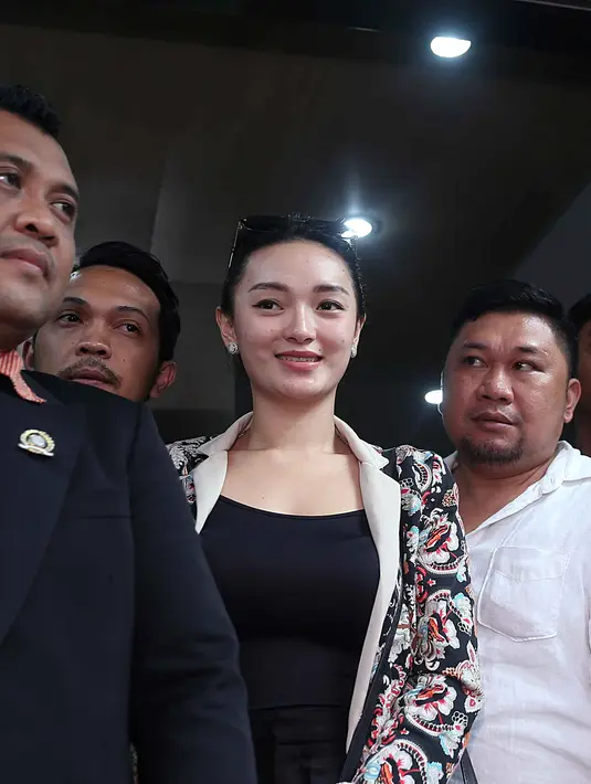 Zaskia Gotik telah diperiksa oleh Polda Metro Jaya secara intensif hingga malam hari. Tak hanya itu, wanita yang akrab disapa Neng disuguhkan berbagai macam pertanyaan dari pihak kepolisian. (Nurwahyunan/Bintang.com)