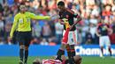 Anthony Martial membantu pemain Southampton, Virgil van Dijk dalam lanjutan Liga Premier Inggris di Stadion St. Mary, Southampton, Minggu (20/9/2015). (Action Images via Reuters/Tony O'Brien)