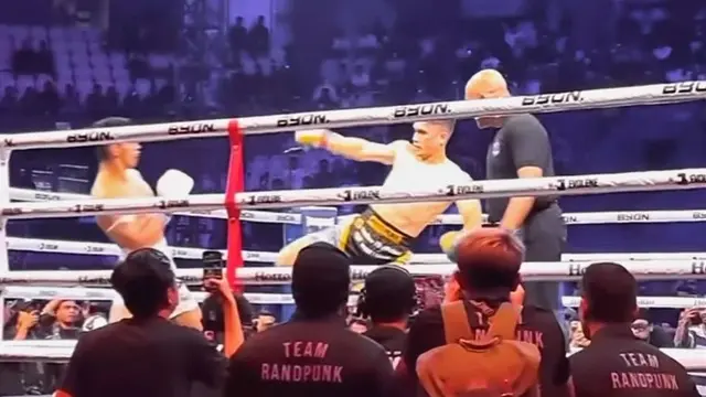Randy Pangalila bertarung melawan Kkajhe di Byon Combat 3