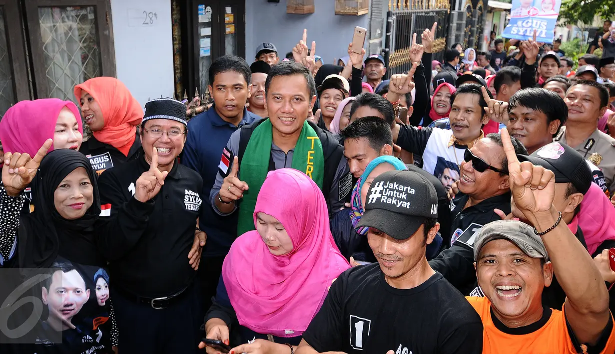 Cagub DKI Jakarta, Agus Harimurti Yudhoyono (tengah) berfoto bersama warga saat sosialisasi di Sukabumi Selatan, Jakarta, Kamis (5/1). Agus juga menyapa warga di beberapa Rt dan Rw di Kelurahan Sukabumi Selatan. (Liputan6.com/Helmi Fithriansyah)