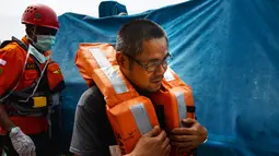 Anak buah kapal (ABK) tanker asing berbendera Bahama, Amparo Denis saat dievakuasi anggota Basarnas di lepas pantai Aceh, Selasa (30/7/2019). Basarnas Aceh mendapat informasi dari agen PT Pelni yang menyatakan ada ABK Kapal Chrysanthemum membutuhkan pertolongan medis. (CHAIDEER MAHYUDDIN/AFP)