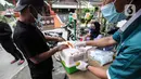Warga membawa hewan peliharaanya untuk disuntik rabies di Jakarta, Rabu (27/10/2021). Vaksin rabies untuk hewan peliharaan warga berupa kucing dan anjing ini merupakan program Pemda untuk menjadikan kota Jakarta menjadi ramah hewan atau tanpa rabies. (Liputan6.com/JohanTallo)