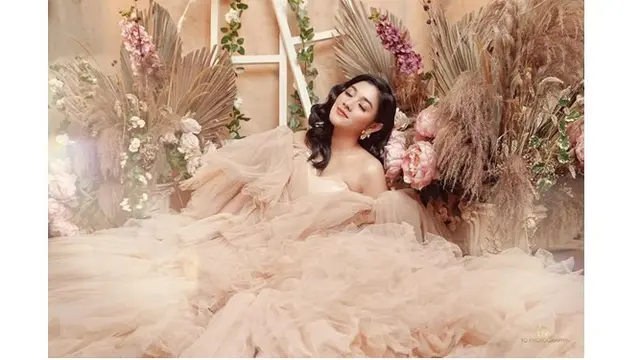 Gaun yang lembut tersebut membuat Naysila Mirdad terlihat bak putri kerajaan.