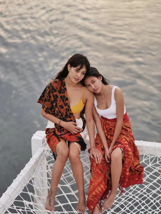 Memberi sentuhan etnik pada bikini yang dikenakan, ia terlihat begitu stunning. Nuansa warna yang dihadirkan mengingatkan kita pada kehangatan matahari tenggelam. [Foto: Instagram/ Aurelie]