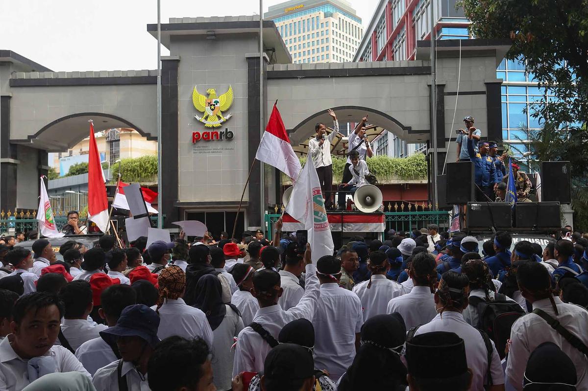 FOTO:  Aksi Ribuan Calon PPPK  Di Kantor KemenPAN-RB, Menolak Pengangkatan Oktober 2025