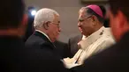Presiden Palestina Mahmoud Abbas (kiri) berjabat tangan dengan pendeta saat menghadiri misa Natal di Gereja Nativity, Bethlehem, Jumat ( 25/12/2015). Presiden Abbas berharap cita-citanya mewujudkan perdamaian di Palestina bisa. (REUTERS /Fadi Arouri )