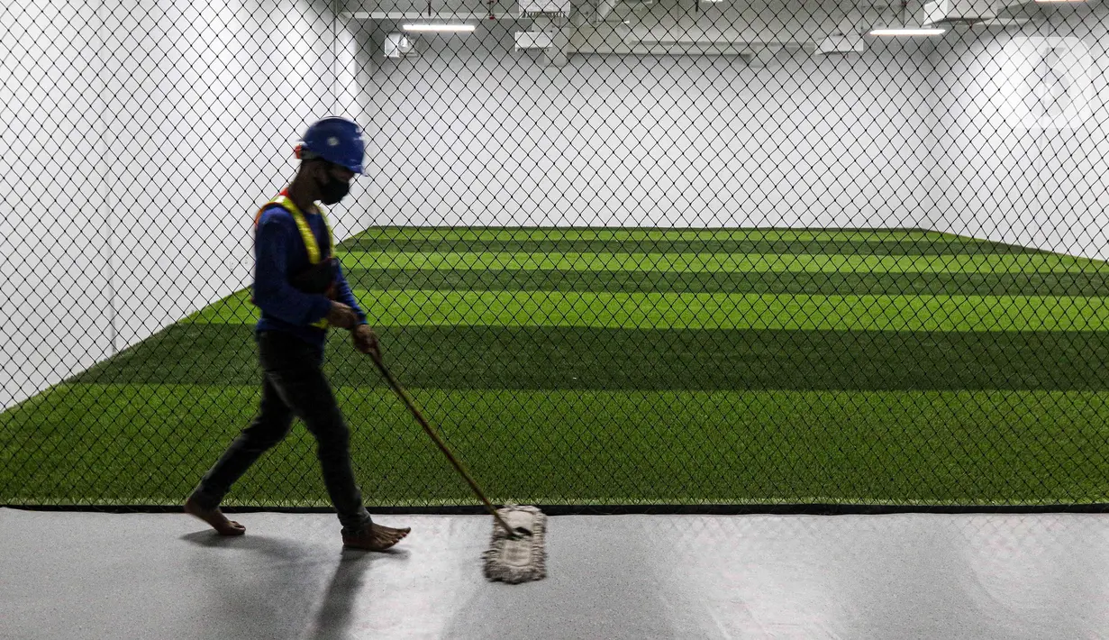 Suasana lapangan pemanasan di Jakarta International Stadium (JIS), Jakarta, Selasa (15/3/2022). PT Jakarta Propertindo mencatat progres realisasi pembangunan stadion yang diproyeksikan berkapasitas 82.000 penonton itu mencapai 98,60 persen. (Liputan6.com/Herman Zakharia)