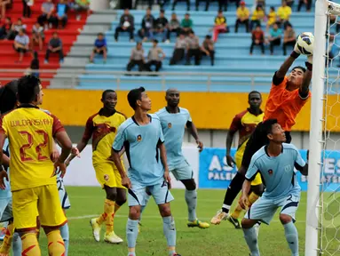 Sriwijaya FC membungkam Persela Lamongan dengan skor 2-1 saat laga SCM Cup 2015 di Stadion Jakabaring, Palembang, Minggu (25/1/2015). (Liputan6.com/Johan Tallo)