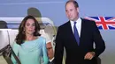 Pangeran William dan Kate Middleton tiba di Pangkalan Udara Nur Khan, Islamabad, Senin (14/10/2019). U	ntuk aksesori, Kate memilih anting yang diproduksi di Pakistan yaitu Zeen Beaded Chandelier earing seharga $10 atau sekitar Rp141 ribuan. (AP Photo/B.K. Bangash)
