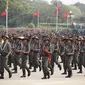 Personel militer berpartisipasi dalam parade pada Hari Angkatan Bersenjata di Naypyitaw, Myanmar, Sabtu (27/3/2021). Dalam parade itu pasukan membawa obor dan bendera sambil berbaris di samping kendaraan militer. (AP Photo)