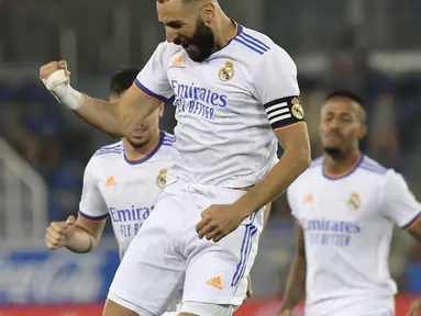 Penyerang Real Madrid Karim Benzema merayakan gol yang dicetaknya ke gawang Deportivo Alaves pada partai perdana La Liga Spanyol musim 2020/2021 di Estadio de Mendizorroza, Minggu dini hari WIB (15/8/2021). Real Madrid menang telak 4-1. (AP Photo/Alvaro Barrientos)