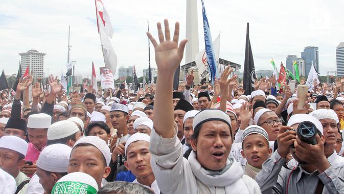 Massa aksi Reuni 212 membanjiri kawasan Monas, Jakarta, Sabtu (2/12). Panitia penyelenggara mengatakan Reuni Akbar 212 dihadiri oleh sekitar 7 juta umat Islam dari berbagai daerah baik dalam maupun luar Ibu Kota. (Liputan6.com/Herman Zakharia)