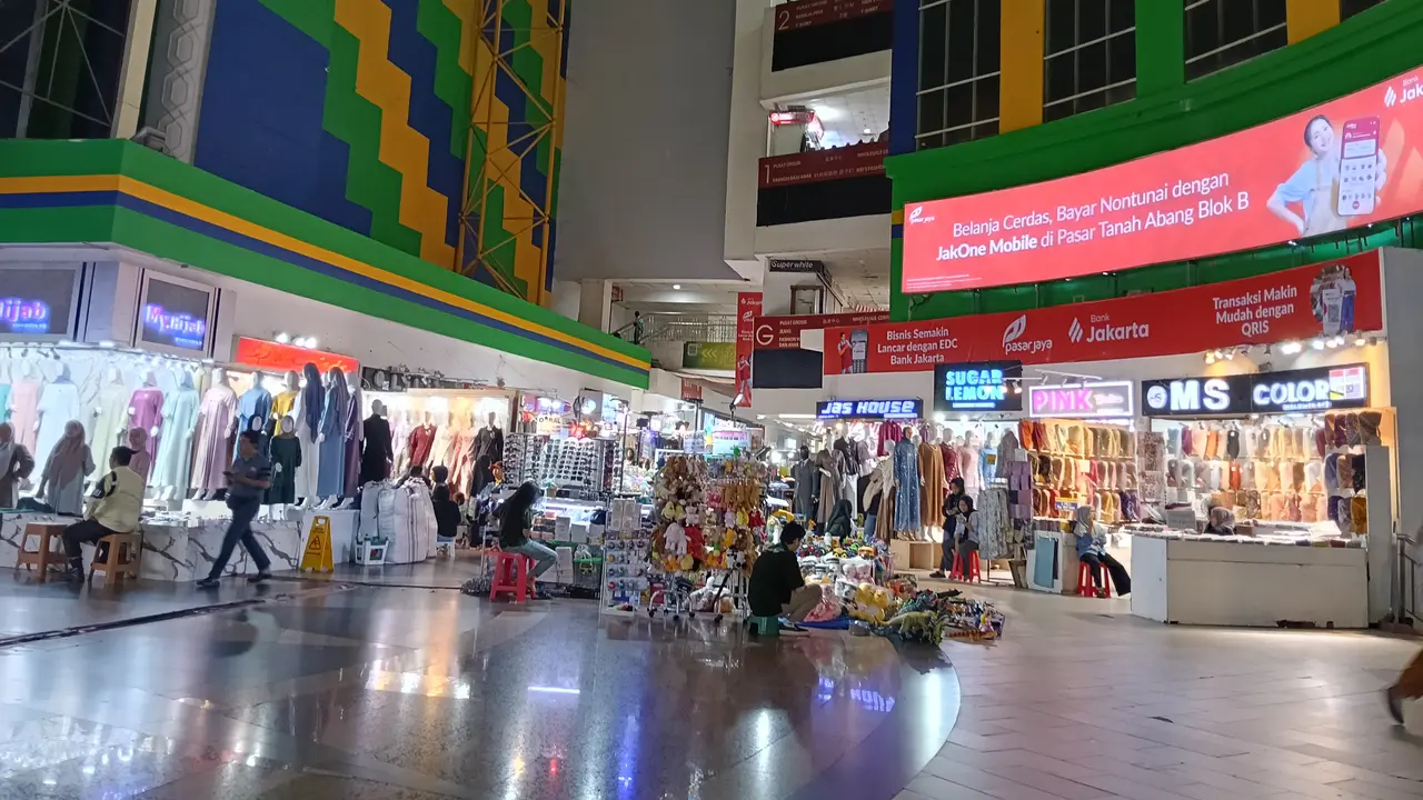Kegiatan di Pasar Tanah Abang Blok B, Senin (1/9/2025). (Foto: Liputan6.com/Maulandy R)