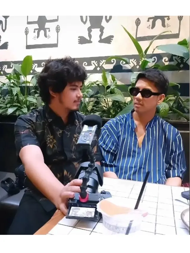 6 Potret Penampilan Aliando yang Kembali Bikin Pangling, Reuni Bareng Ricky Cuaca