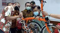 Nur Asia memenangkan sepeda Brompton yang bertanda tangan mantan Wakil Presiden Indonesia Jusuf Kalla (Istimewa)