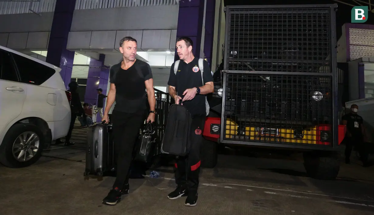 <p>Pelatih kepala Persija Jakarta, Thomas Doll (kiri) melewati kendaraan taktis yang digunakan untuk mengangkut pemain Persija Jakarta setelah laga lanjutan BRI Liga 1 2022/2023 antara Persita Tangerang melawan Persija Jakarta di Stadion Indomilk Arena, Tangerang, Selasa (28/03/2023). (Bola.com/Bagaskara Lazuardi)</p>