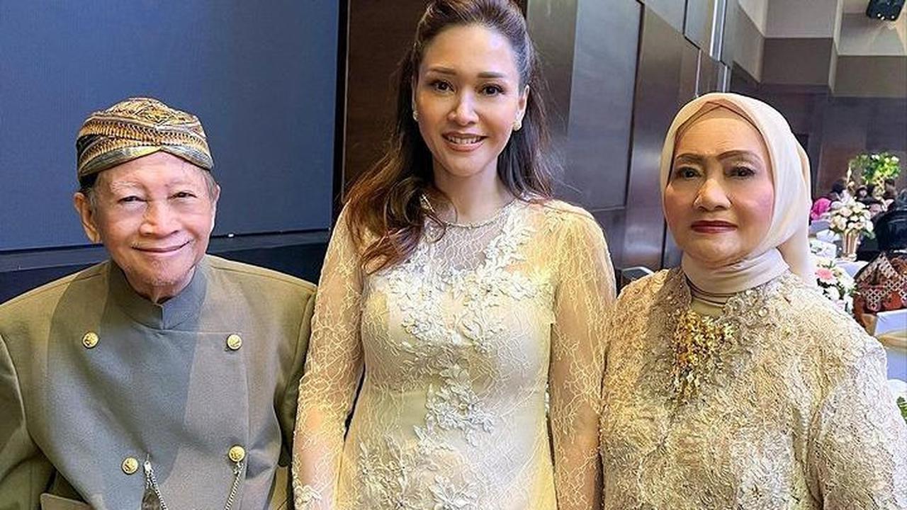 Maia mengucapkan selamat ulang tahun untuk kedua orang tuanya yang sedang berulang tahun.<br>