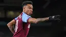 Gelandang West Ham United, Jesse Lingard melakukan selebrasi usai mencetak gol pertama timnya ke gawang Wolverhampton Wanderers dalam laga lanjutan Liga Inggris 2020/2021 pekan ke-30 di Molineux Stadium, Senin (5/4/2021). West Ham menang 3-2 atas Wolverhampton. (AFP/Laurence Griffiths/Pool)