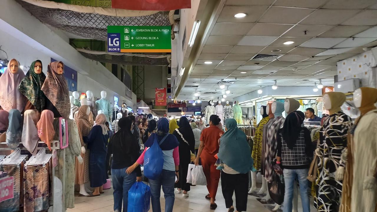 Pengunjung di pasar Tanah Abang