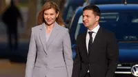 Presiden Ukraina Volodymyr Zelensky (kanan) dan istrinya, Ibu Negara Ukraina Olena Zelenska tiba untuk menemui Presiden Latvia di alun-alun Kastil Riga di Riga, Latvia, pada 16 Oktober 2019. (GINTS IVUSKANS / AFP)