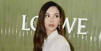 Kenakan kemeja putih dengan aksen drapery, Alyssa maksimalkan gaya basic menjadi lebih statement. [Foto: Instagram/ Alyssa Daguis&eacute;]