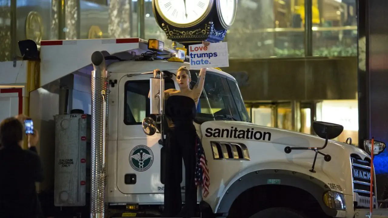Lady Gaga melakukan aksi protes saat Donald Trump memenangkan Pemilu Presiden Amerika ke-45. (AFP/Bintang.com)
