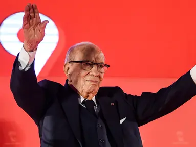 File foto ketika Presiden Tunisia Beji Caid Essebsi melambaikan tangan kepada pendukung selama peluncuran kongres partai Nidaa Tounes di Monastir, sekitar 165 km ibu kota Tunis, 6 April 2019. Presiden tertua di dunia ini meninggal dunia di usia 92 tahun pada Kamis (25/7/2019). (FETHI BELAID/AFP)