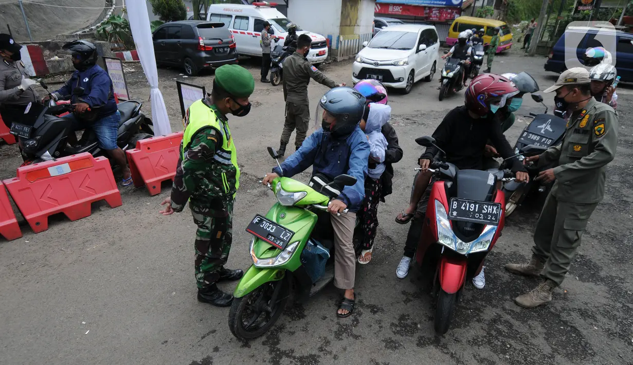 Petugas memeriksa surat tugas pemilik kendaraan bermotor pada Pos Penyekatan Lebaran 2021 di Ciloto, Cianjur, Jawa Barat (9/5/2021). Pos penyekatan ini ditujukan kepada kendaraan pemudik yang selanjutnya akan memutar balik para pemudik dalam upaya pengendalian COVID-19. (merdeka.com/Arie Basuki)