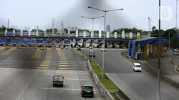 Kendaraan melintasi Jalan Tol BSD-Jakarta yang terlihat lengang di Pintu Tol Pondok Aren, Bintaro, Tangerang Selatan, Rabu (22/4/2020). Sejak pemberlakuan PSBB untuk memutus penularan COVID-19 di wilayah Jakarta dan sekitarnya, aktivitas kendaraan menurun hingga 35 persen. (merdeka.com/Dwi Narwoko)